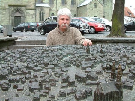 Bildhauer Egbert Broerken vor dem Soester Stadtmodell